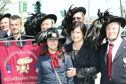 Da sx il fratello, la sorella e la madre del Cle Magg. Pasquale Dragano tra i Bersaglieri. Dragano è caduto in Kosovo nel 1999.