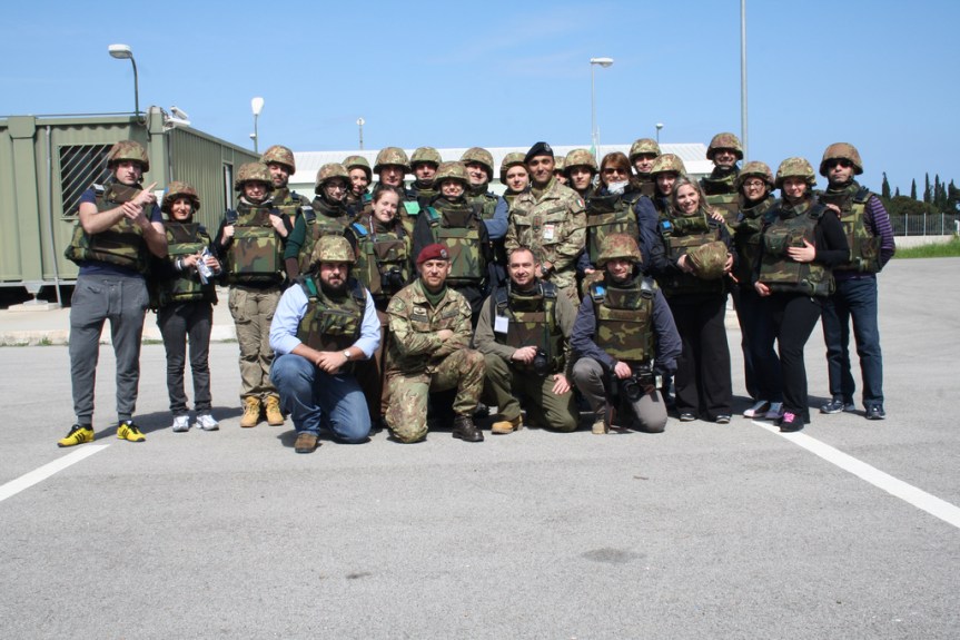 Gli ardimentosi Giornalisti e Fotografi del 2° Corso di "Giornalismo e comunicazione in aree di crisi" - La foto è stata gentilmente concessa per il Blog "Rassegna Stampa Militare" dal 82° Reggimento Fanteria "TORINO".