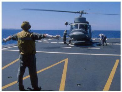 Atterraggio su Nave dell'aeromobile Agusta AB 212 ASW Atterraggio su Nave dell'aeromobile Agusta AB 212 ASW