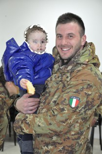 Kosovo/ Poterq. Militari italiani distribuiscono aiuti ai&nbsp;bambini