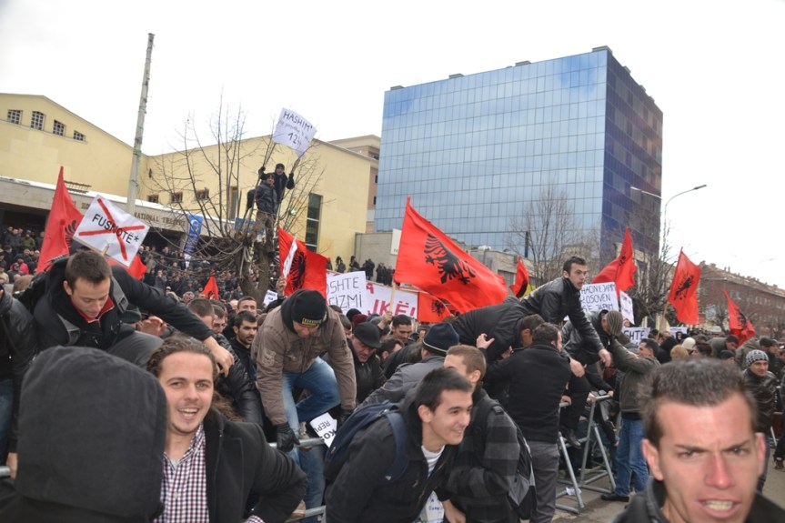 Kosovo/ Tirana condanna appelli a blocco posti confine con&nbsp;Serbia