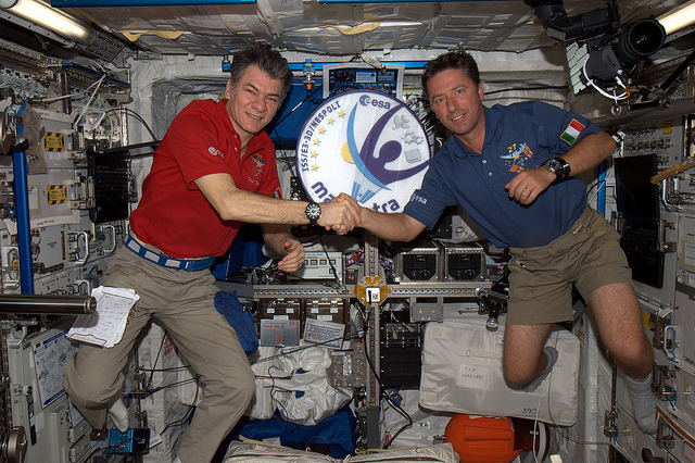 Spazio/ Columbus. Staffetta spaziale tra @astro_paolo Nespoli e Roberto&nbsp;Vittori…