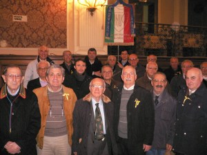 In foto alcuni manifestanti in rappresentanza delle Associazioni d’Arma di Puglia riuniti per la solidarietà ai marò Pugliesi