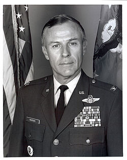 John A. Warden III – Col. USAF (Ret.)  ufficiale, gentiluomo, pensatore e stratega eccellente, creatore della campagna aerea che vinse la Guerra del&nbsp;Golfo.