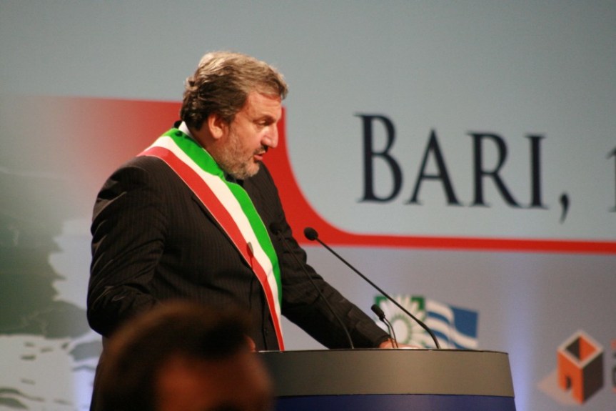 Libano/ Bari. Emiliano, Sindaco di Bari dona un elettrocardiografo al reparto ginecologico di Jibal Al&nbsp;Butm