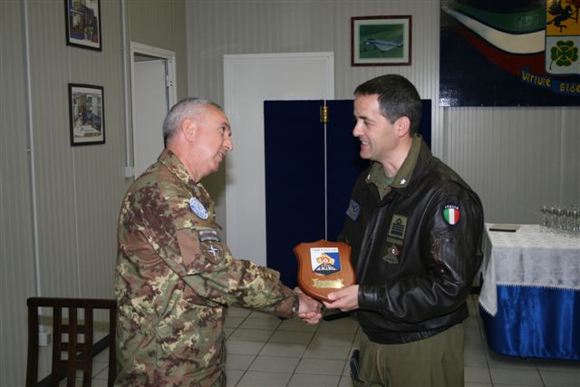 Kosovo/ KFOR. Il Comandante del MNBG-W in visita alla Task Force Air di&nbsp;Gjakova.