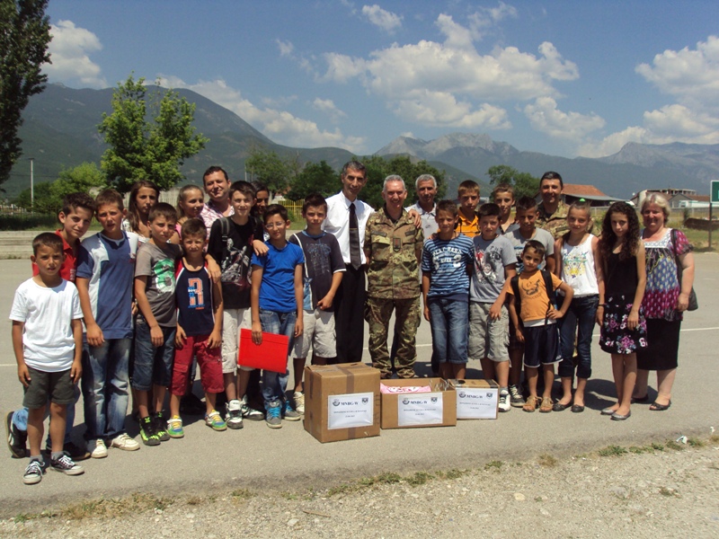 Kosovo/ I Militari italiani donano materiali didattici agli studenti della scuola di&nbsp;Raushiq.