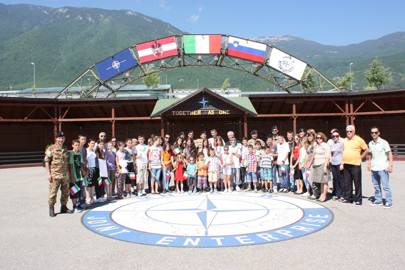 Kosovo/ Una scolaresca di Peja/Pec alla Base “Villaggio&nbsp;Italia”