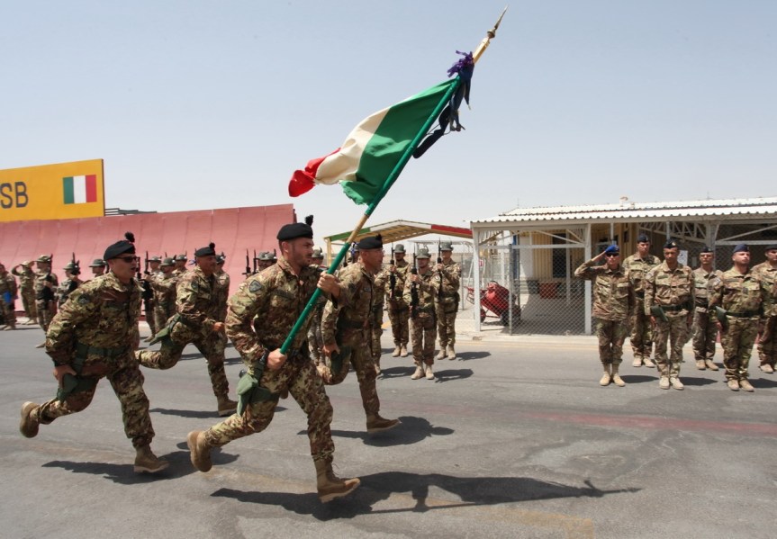Afghanistan/ ISAF Regional Command West. La bandiera di guerra del 6° Reggimento Bersaglieri arriva a&nbsp;Herat