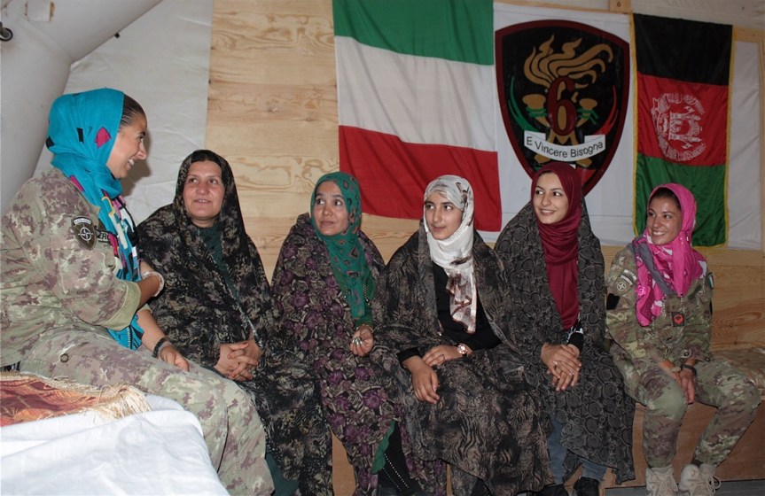 Afghanistan/ Le soldatesse della Transition Support Unit-South incontrano le donne dell’associazione femminile di&nbsp;Farah
