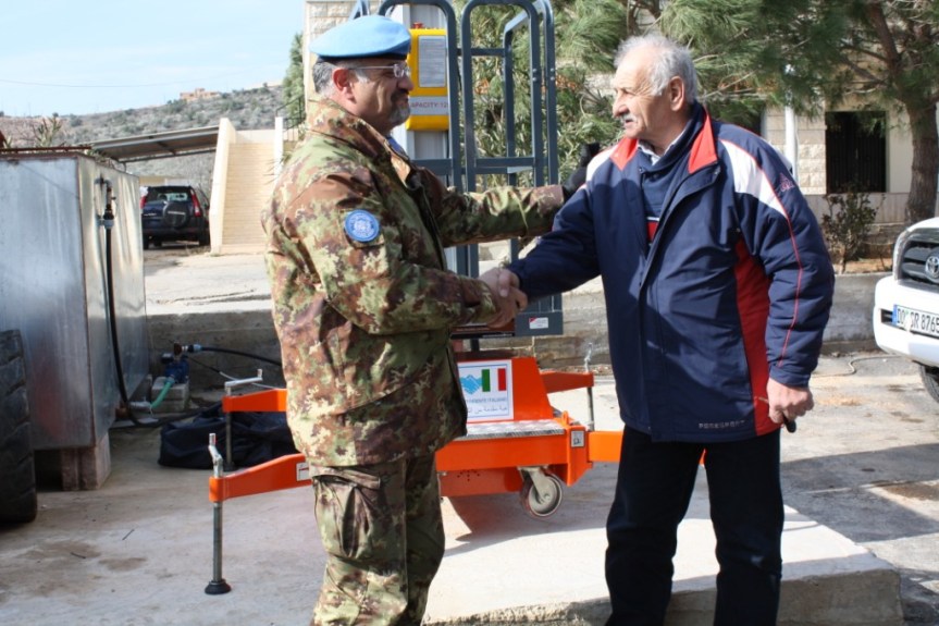 Libano/ Contingente Italiano dona una piattaforma area per la manutenzione e la riparazione di&nbsp;strade