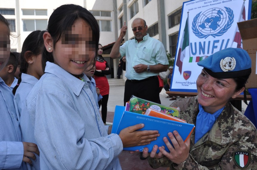 Libano/ CIMIC. I Caschi blu italiani consegnano materiale scolastico ai bambini del&nbsp;sud