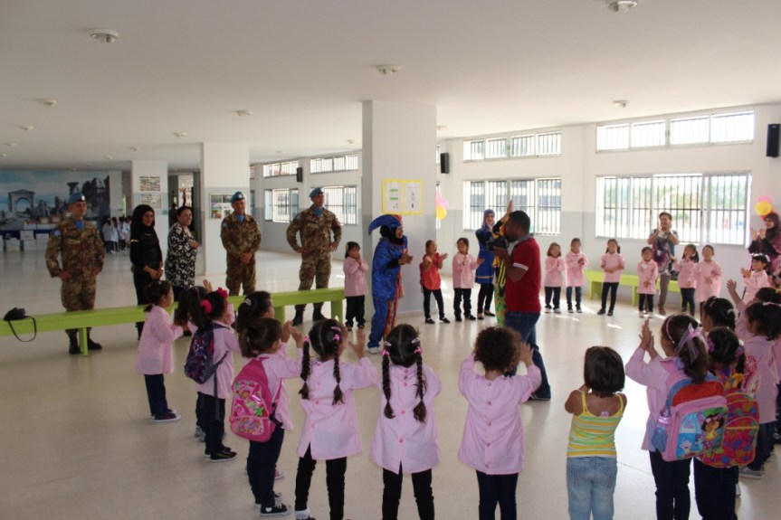 Libano/ Attività CIMIC. Gli Alpini e i Carabinieri donano materiale scolastico ai bambini&nbsp;libanesi