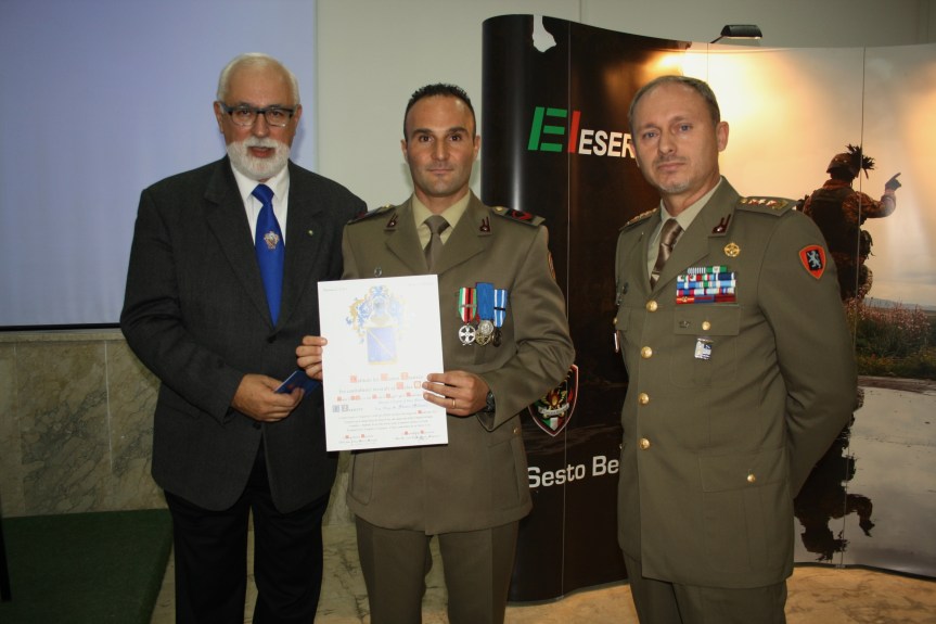 Trapani/ 6° Reggimento Bersaglieri. Consegnato l’emblema araldico dell’Istituto del Nastro Azzurro al Bersagliere Marco Millocca Medaglia d’argento al Valor&nbsp;Militare