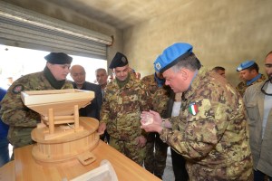 il Generale Del Sol, durante l'Evento in Libano con le famiglie organizzato dall'ONU mentre analizza una macina per la farina