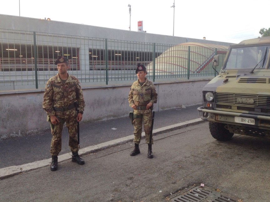 PATTUGLIA DI BERSAGLIERI ALLA STAZIONE ANAGNINA