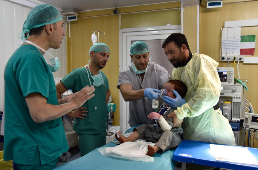 Afghanistan/ Herat. I medici miltari italiani soccorrono un bambino afgano gravemente&nbsp;ferito