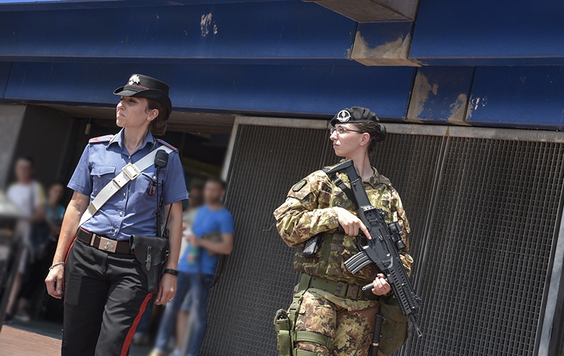 Roma/ Metro “Cinecittà”. I militari del 9° Reggimento Fanteria “Bari” fermano giovane in possesso di Hashish e&nbsp;Marijuana