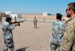 Foto 8 - militari italiani assistono gli afgani durante addestramento