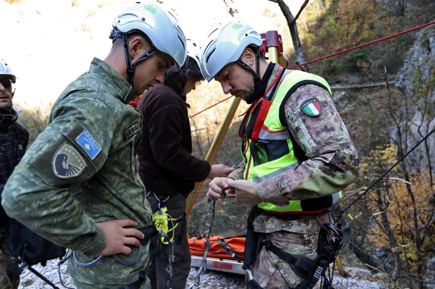 Kosovo/ Val Rugosa. KFOR addestra il personale alpino locale al&nbsp;soccorso