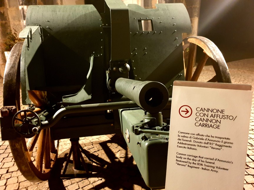 Gardone Riviera (BS)/ L’Esercito dona al Vittoriale lo storico cannone che accompagnò la salma del poeta Gabriele&nbsp;D’ANNUNZIO